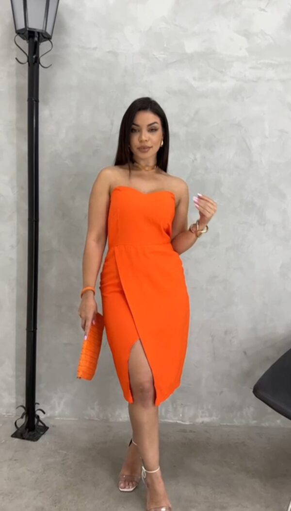 Vestido Tomara que Caia alfaiataria fenda